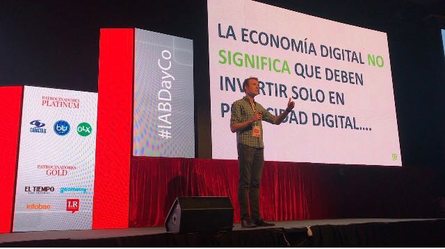 iProspectCo's tweet photo. “Las 5 empresas líderes lo están haciendo en digital, pero la economía digital no quiere decir que se invierta sólo en publicidad digital” Jake Hewlett #iProspectEnIab https://t.co/KEqVK1DfEi