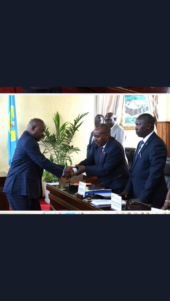 Sagwakiyago's tweet photo. @AlainNzeyimana @pnkurunziza @BurundiGov Love my people and my country #Burundi #Indero yaba  #Basokuru. https://t.co/ZKV6KzViDe