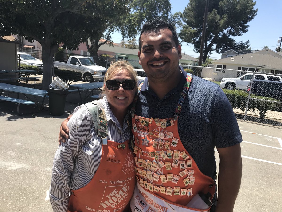 M_A_Ramirez74's tweet photo. Partnering with our neighboring store @6965homedepot and Bringing Spring blooms to these adorable kids. 🌻🌼🌸🌺@Allen83hd @M_A_Ramirez74 @NotoKara @MelissaCoronad2 @JabarrBean https://t.co/CqjMk5NfCR