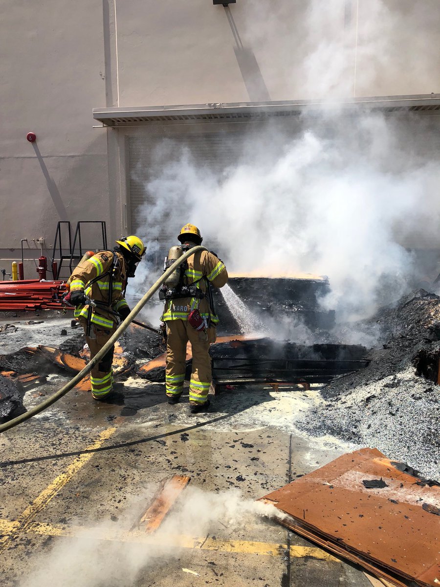 OCFADivision7's tweet photo. Buena Park- OCFA Truck 61 extinguishing a refuse fire diligently ensuring that all fire is extinguished properly. https://t.co/efBJovV6e9