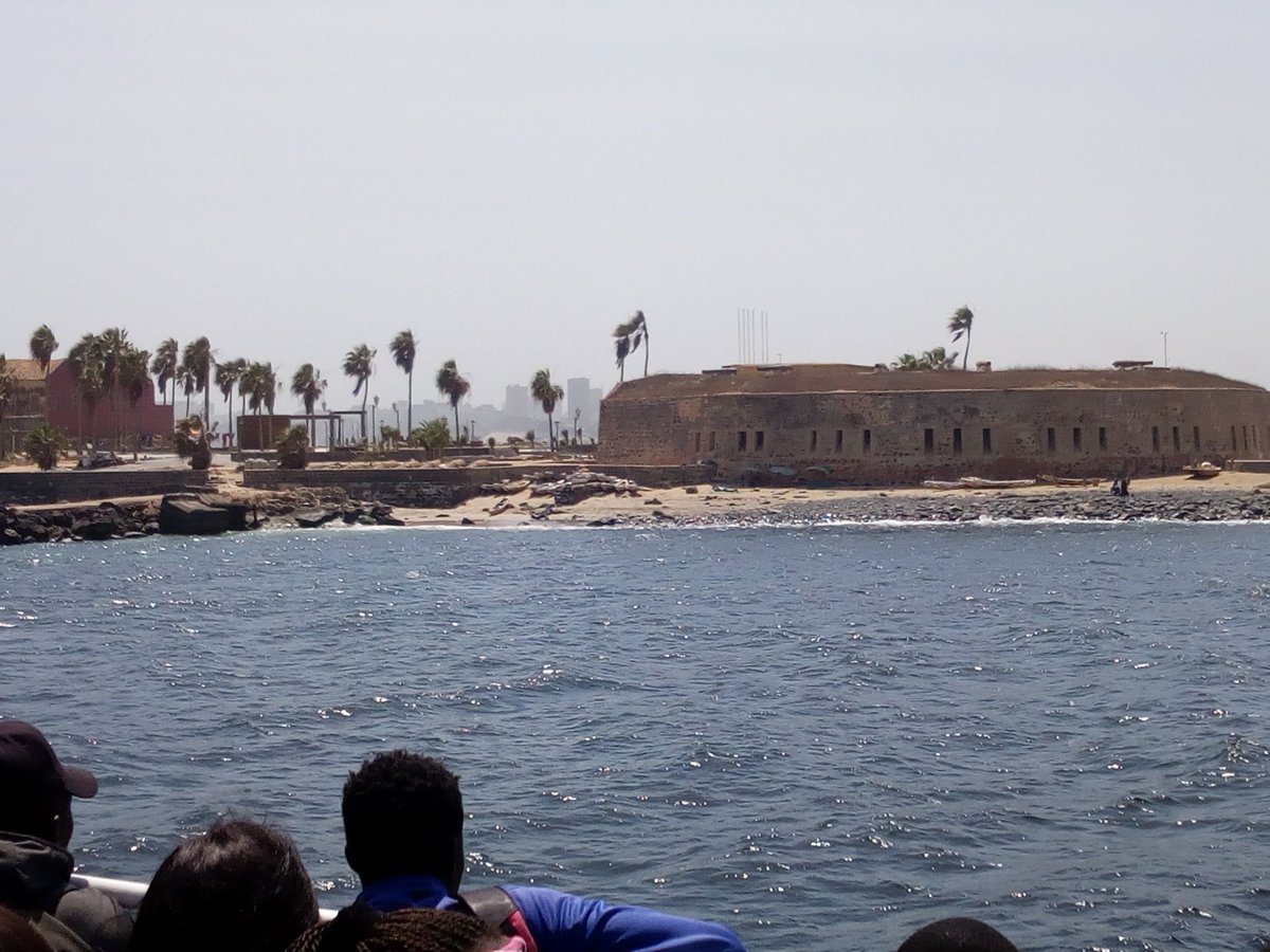 Timaryou26's tweet photo. Café philo de la médiathèque de l'institut Français s'est déplacé à Gorée avec les élèves de la maison d'éducation Mariama Ba et quelques écoles invités
#IFSenegal
#Kebetu
#bibsen https://t.co/4tYo4LIsTT