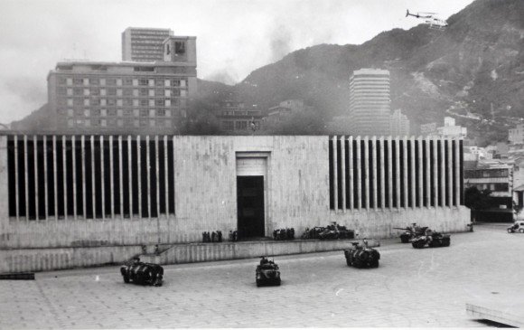 LuisaCh06's tweet photo. Dato curioso: El M-19 divulgó dos documentos anunciando la toma del palacio de justicia: la demanda y la proclama. Esta última fue reproducida en su momento por medios de comunicación. #algollamativo102 https://t.co/RfD2X4Cw3s