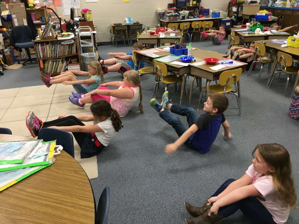 EMETweets's tweet photo. Mrs. Cowan's 1st grade students take a break from instruction to get up and get moving! #iamaFANEME @MCPSWellnessPE https://t.co/YKwvMSkJQp