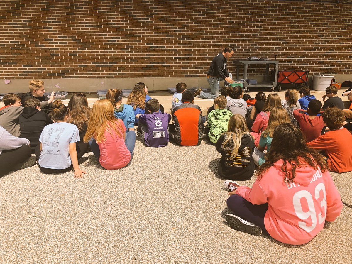 MsRyan_Summit's tweet photo. @GibbyShane from @SycLandTrust came to help fifth and sixth graders plant their seeds. Stay tuned for updates on germination. 🌱🤞🏼 https://t.co/CRgDIJ9jgw