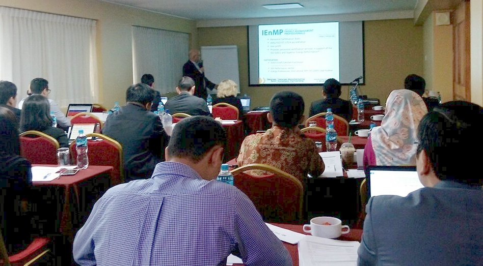 Com_industria's tweet photo. #Hoy en #Día2 del 3° Taller organizado por @APEC con apoyo de @IEA @UNIDO @ENERGY en #Lima #Perú sobre #ISO50001 se habló de certificación de personal y requerimientos de #ISO50003. Además @MinEnergia 🇨🇱 y @MemPeru 🇵🇪 presentaron sus Programas y acciones en #GestiónEnergía https://t.co/7pXaLhLeAf