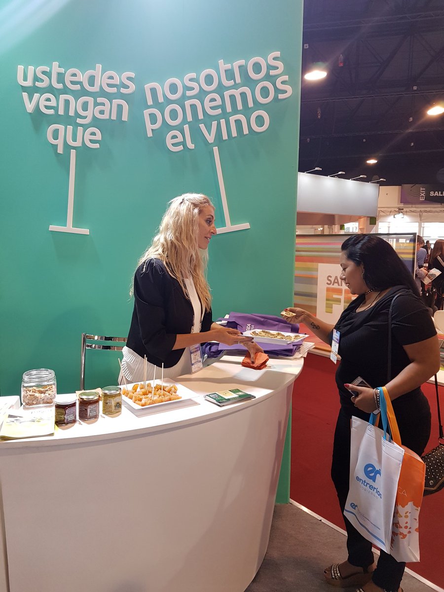 En feria Expo Eventos 2018, Buenos Aires, los asistentes degustan productos de <a href="/5tageneracion/">PASRAI</a> en el stand del @enteturismomza