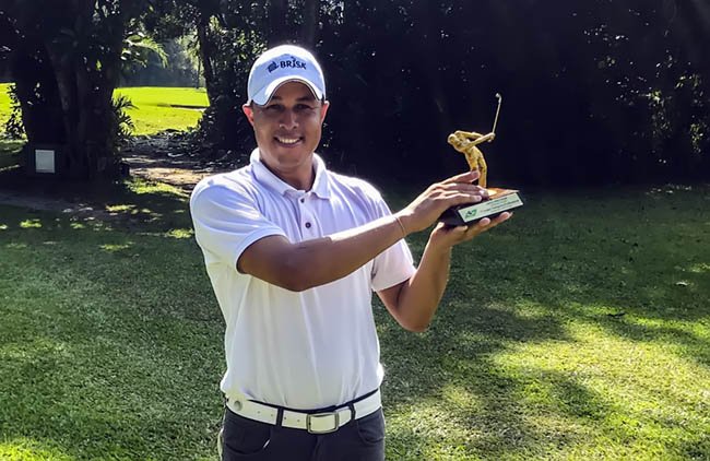 PortaldoGolfe's tweet photo. Golf Pro Tour: Robison Gomes supera Axell Santos com birdie no segundo buraco extra para ser campeão no Guarujá. Saiba https://t.co/hcQeDMALRL mais #GolfProTour #GGC #Golfe #Golf #GolfPro #PGA https://t.co/n00AtuHFHI