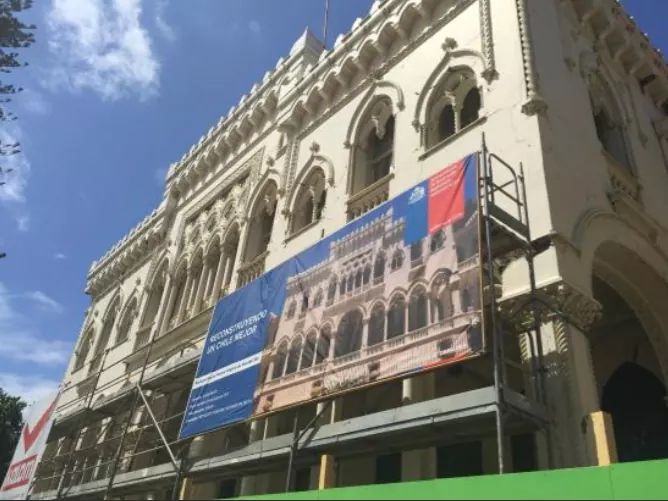 La suspensión de las obras de restauración del Palacio Vegara #VIÑA, es consecuencia del atraso en los pagos por parte del municipio a la empresa a cargo de los trabajos, lo que se tradujo en despidos de trabajadores para solventar la obra | rbb.cl/jyp1