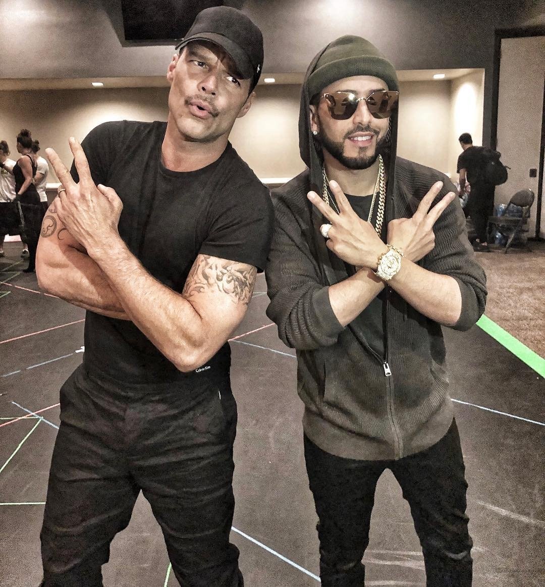 jpuspain's tweet photo. Regrann from @rondenepr  -  #Backstageaction @ricky_martin @yandel #Fiebre @latinbillboards 🔥🔥🔥🔥🔥🔥🔥🔥🔥🔥 https://t.co/ddWl7SB8mr