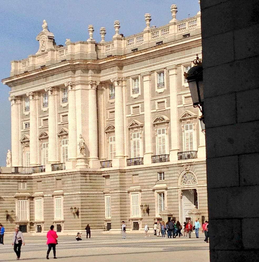 La sensación de querer quedarme aquí, de que algo se me escapa, algo que no llego a entender me repite una y mil veces que este es mi lugar, que a él pertenezco.