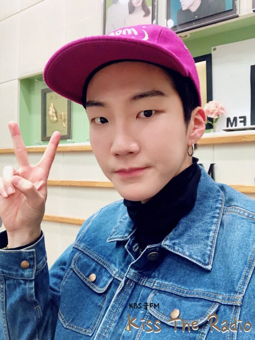 blissful4moment's tweet photo. 180425 Kiss The Radio photos

#이승훈 #승훈  #SEUNGHOON #HOONY #승승키라 #위너 #EVERYDAY #EVERYD4Y https://t.co/W5tlalNp8e