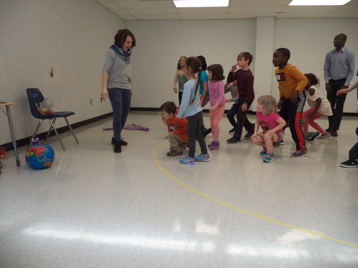 Ateliers de danses traditionnelles avec Tradansa aujourd'hui et demain à l'école Sans-Frontières.  Ne manquez pas notre spectacle à 13h, demain le 26 avril. Au programme: des danses de l'Afrique du Sud, du Mexique,du Canada français et de l'Europe.