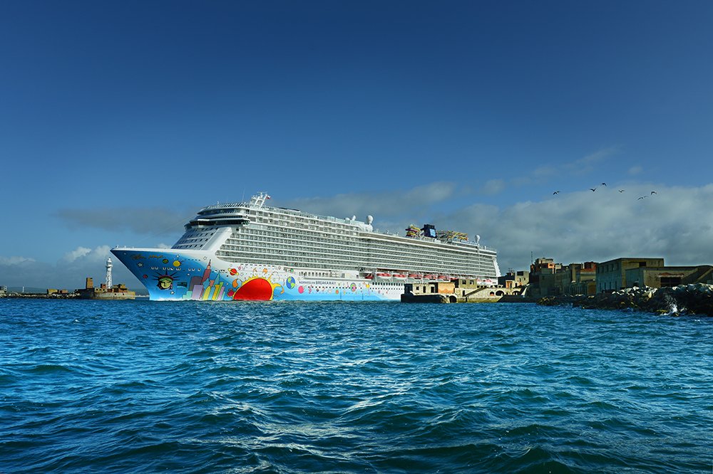 Been chasing this little lady around today. Norwegian Breakaway, largest ship ever to visit @portlandharbour #Dorset 145,000 tonnes, 4,000 passengers, fifth of a mile long! @visit_dorset @DorsetMag @DorsetTourism