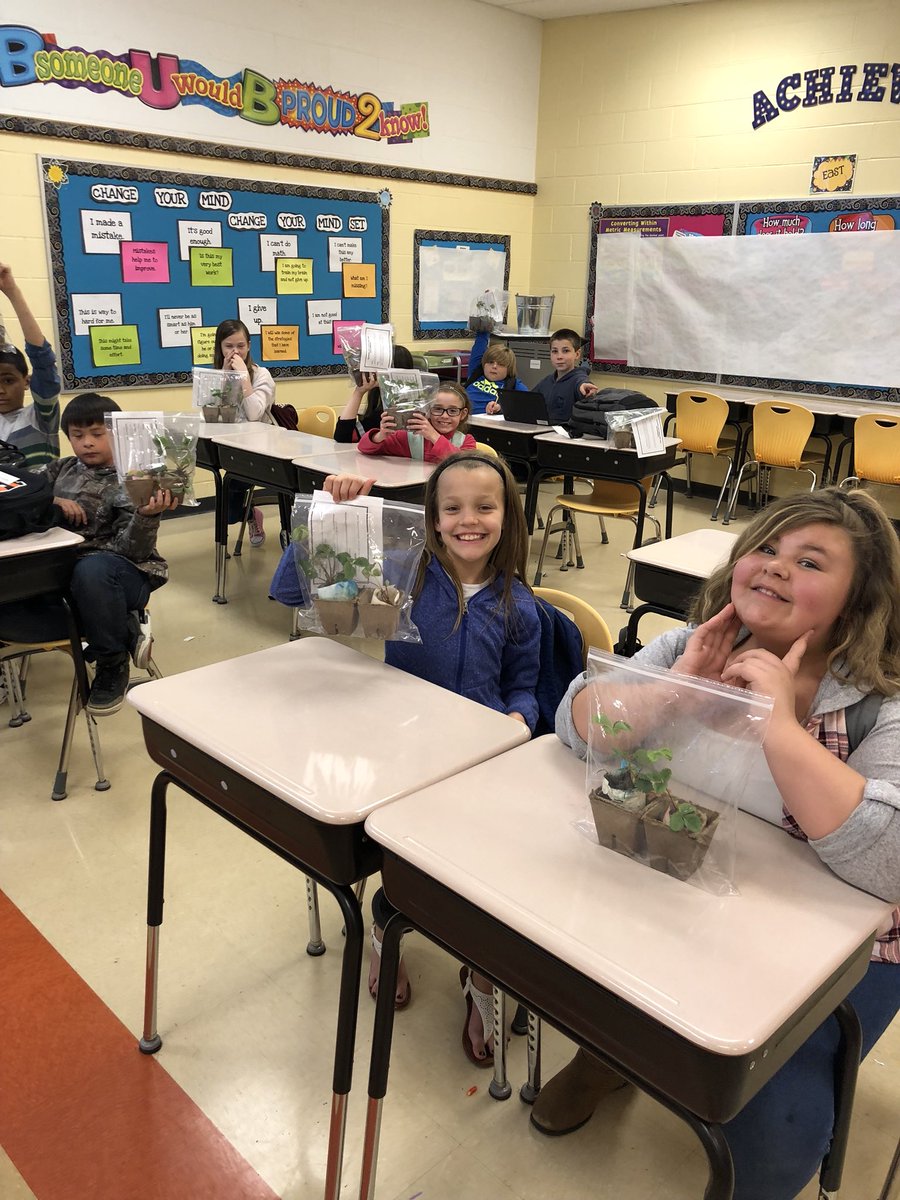 Hamilton_LN's tweet photo. Students wrapped up their strawberry 🍓projects today with help from Mr. Crossman and HCSD Dining Services @ChefAustinK12 https://t.co/8ndQupD7iu