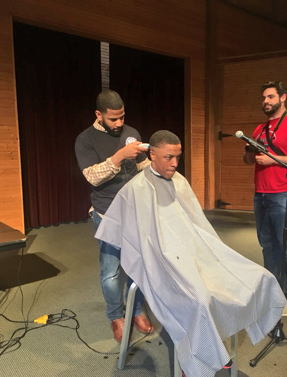 Malone_Football's tweet photo. Tonight we partnered with local Canton barbers to provide free food, free haircuts, and music for our team and others on campus! #CutsAndRap ✂️🎤 https://t.co/mhmScDJeNb