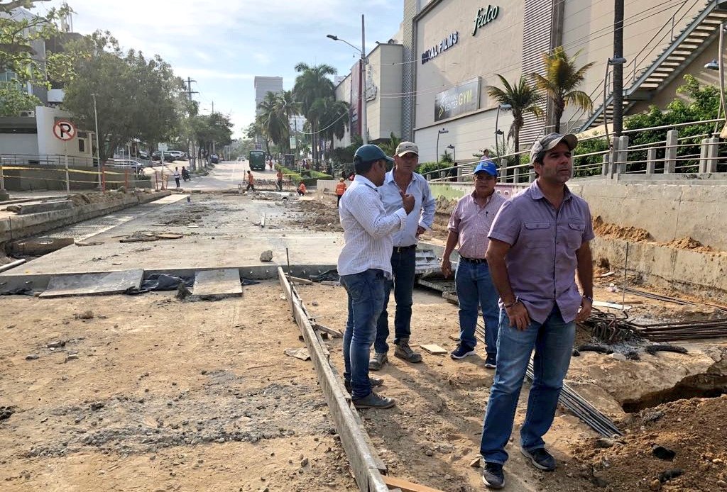 AlejandroChar's tweet photo. ¡El arroyo de la 76 está llegando a su fin! En los próximos días habilitaremos el paso vehicular por la carrera 54, a la altura de Villa Country, mejorando la movilidad en este sector de la ciudad. #BarranquillaSinArroyos https://t.co/iuHZcFH8Bh
