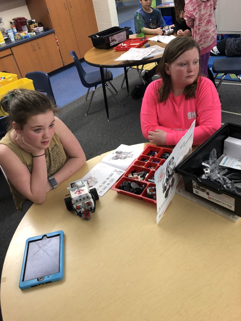 SarffAHLmedia's tweet photo. #robotics #STEM #EV3lego @AHLHuskies 😎😎 https://t.co/FsgJ5h9BOO