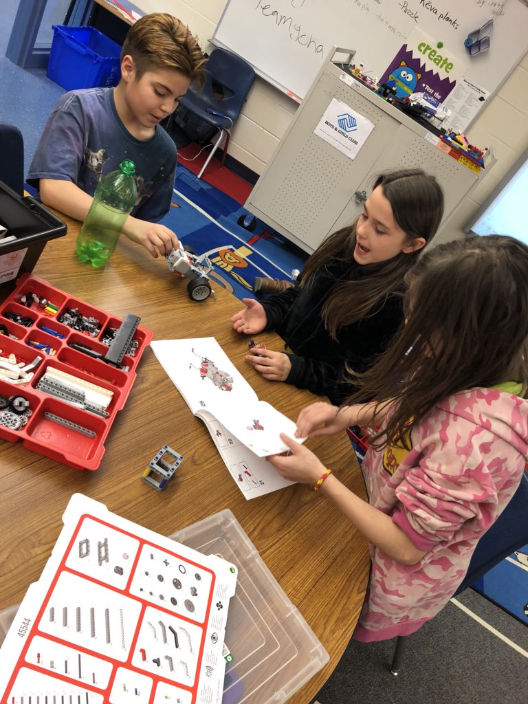 SarffAHLmedia's tweet photo. #robotics #STEM #EV3lego @AHLHuskies 😎😎 https://t.co/FsgJ5h9BOO