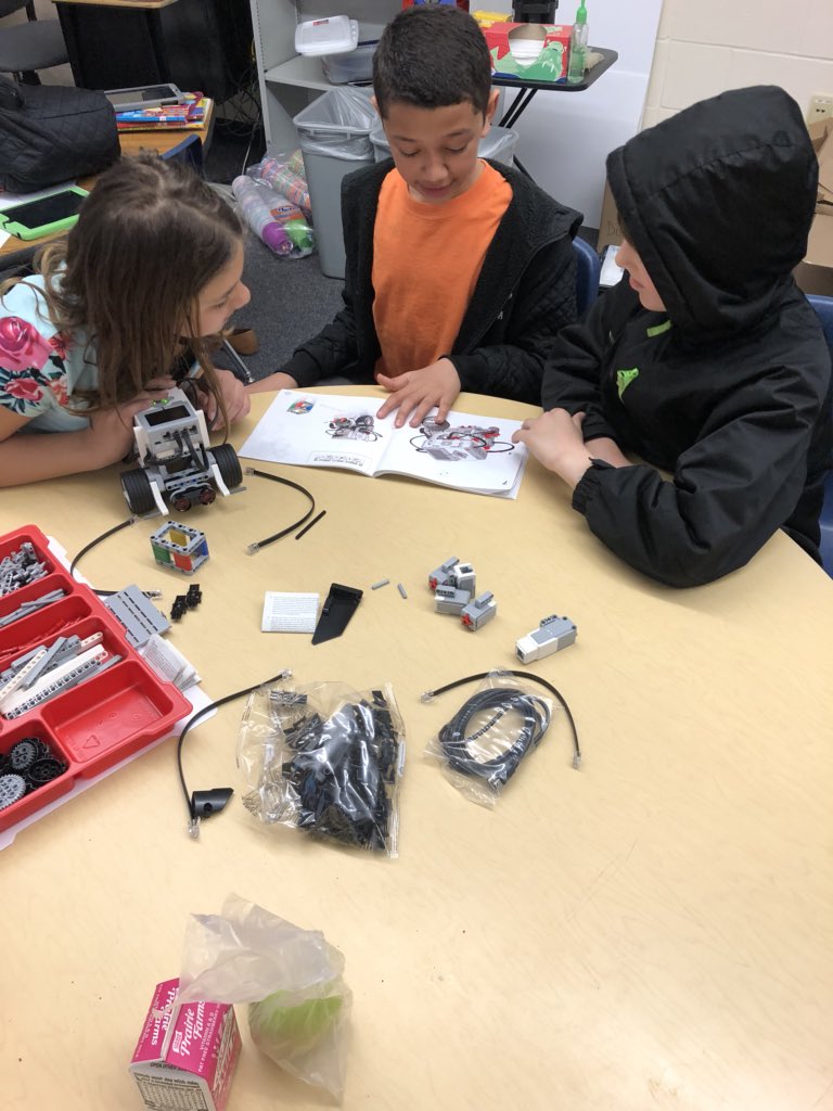 SarffAHLmedia's tweet photo. #robotics #STEM #EV3lego @AHLHuskies 😎😎 https://t.co/FsgJ5h9BOO