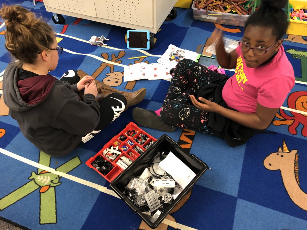 SarffAHLmedia's tweet photo. #robotics #STEM #EV3lego @AHLHuskies 😎😎 https://t.co/FsgJ5h9BOO