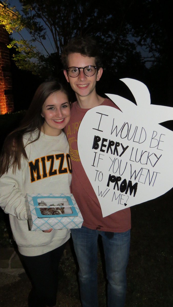 BillKula's tweet photo. Berry, berry cute on the road to Hebron High School prom w/ Bethany, @bethanykula, &amp; Harrison, @BrodeHarrison.  #promposal #hpnd https://t.co/dtyXxuJIcS