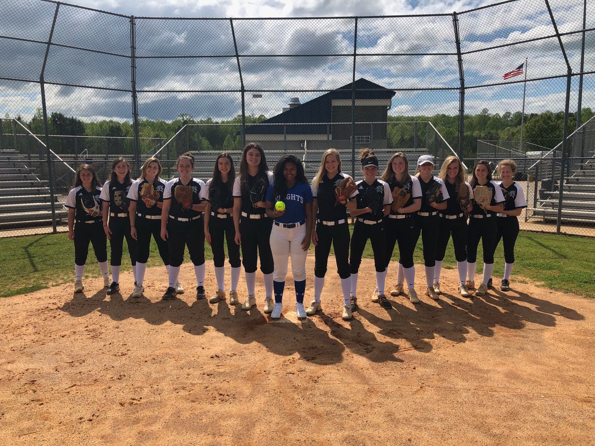 NL_softball's tweet image. #team #family #onesenior #wemightmissher @venegasmimii