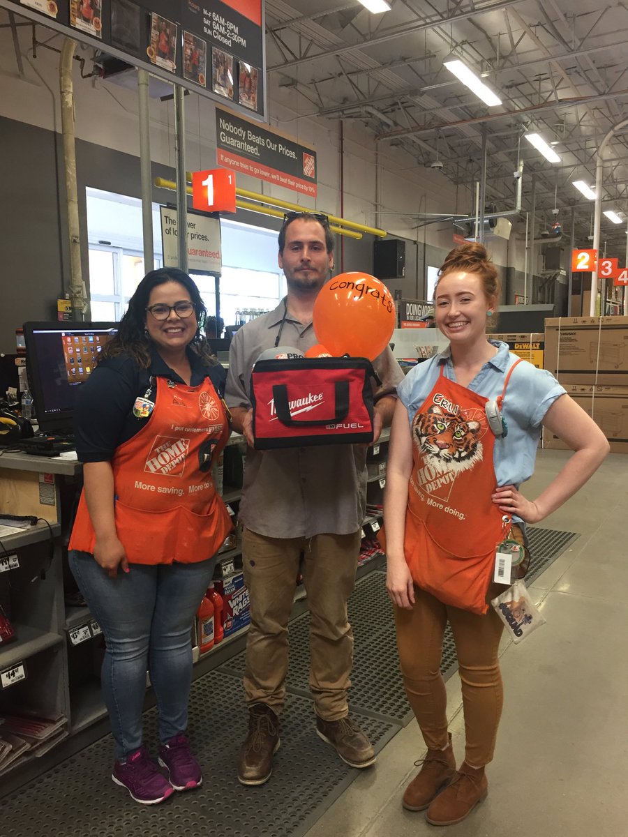 Pro1076's tweet image. PASA Audi and PA Erin Congratulating our store’s Electrical company chosen for the Personalized Pricing Program 🎉🎉 and awarding them with a goodie bag .We are all super excited to continue to save our pros $ and grow our business 😀