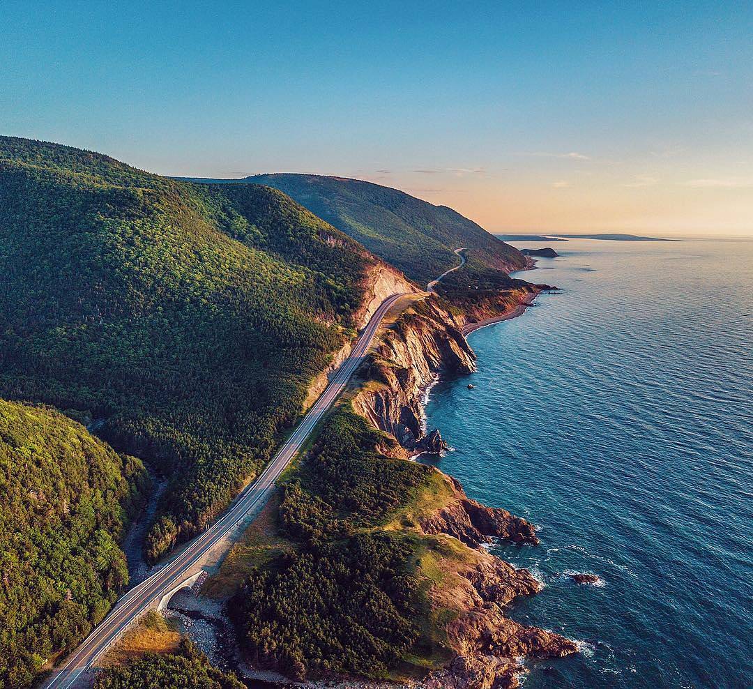 The Cabot Trail loops around the heart of our Island. Your toughest decision will be to either drive 👉 clockwise or counterclockwise 👈 ow.ly/NCV330jDdJr 
📷 @edinaafoxx