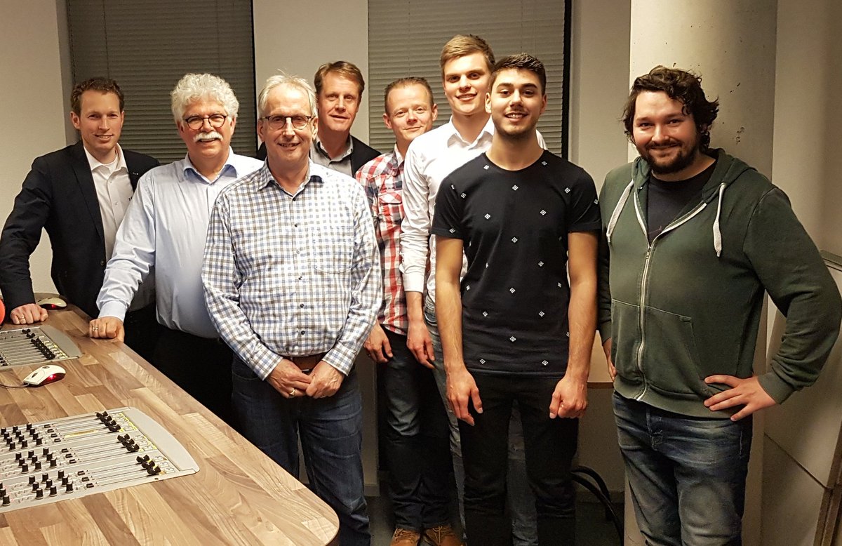 redactie_bcr's tweet image. Vanavond hadden we een volke bak. Vlnr @gvalkenburg @jthsonneveld Jan Langendijk, Gé vd Brink, Maarten Griffioen, Stef Roes, Stefan Jovanovic en @basgovers 
ICT-Valley project ScenePicker van idee naar werkend prototype
@EDEFM @ICTValley @ICT_Campus @OmroepEde 

Binnenkort online
