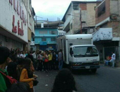 #ChavismoEsMiseria
Paradas de #valera, al mejor estilo cubano los buses son ahora reemplazados por camiones y cavas. Este viernes #27Abr todos protestamos! @trafficVALERA