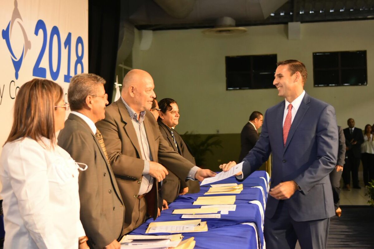 emuyshondt's tweet photo. Junto a nuestro Concejo Municipal y demás Alcaldes y Concejales del Departamento, recibimos la credencial oficial como Alcalde Municipal de San Salvador. El próximo 1 de mayo iniciaremos el cambio positivo para nuestra capital.
#SSesTuyo #ElCambioPositivo https://t.co/828L66LCRv