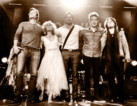Marmitegirl's tweet image. The TV show FABULOUS, the live concerts EPIC, but the thing about Nashville that I didn’t expect were all the beautiful #Nashie friends I made, what a ride ✨💜✨💜 #grateful #thankyou #NashilleFarewellTour