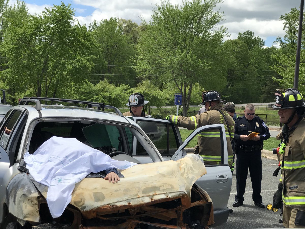 Huntersville_FD's tweet image. Today we assisted the @HPDNC Traffic Safety Section with a #NoSecondChances prom safety display @SLCAEagles. Very proud to support HPD with this annual event at all our local high schools. #OneTownOneTeam #BlackOverRed #PromSafety