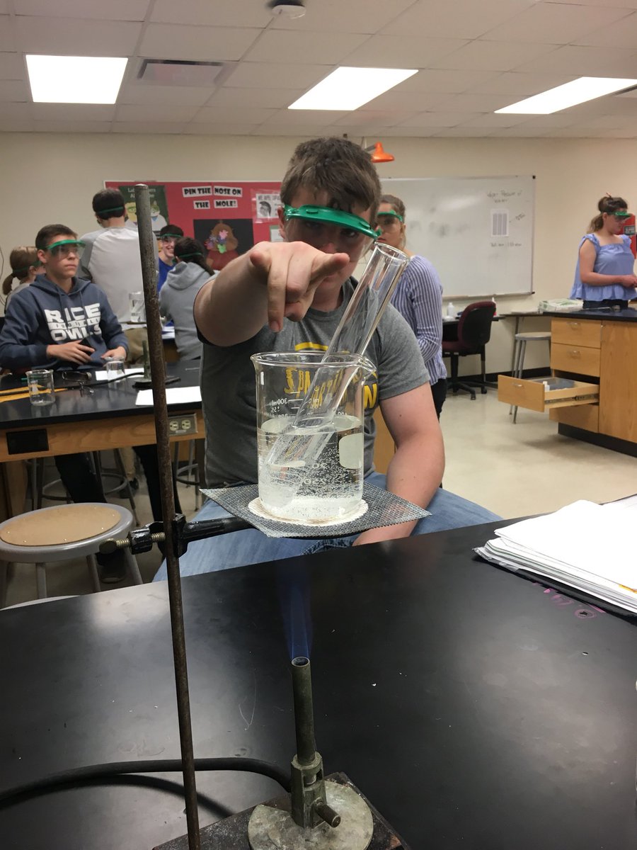 bosman_bryce's tweet photo. Today In class we did a lab with solutions and crystals #lc7chemlife17 https://t.co/lx4mPvuQqg