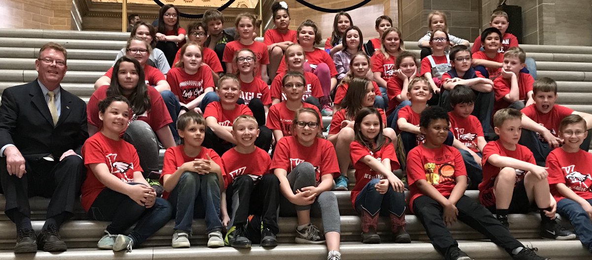 CraigRedmon's tweet photo. Today we had some great visitors stop by the office. We had a Knox County school group come by and tour the capitol and it was so great to speak with them and see how excited they are to see our beautiful capitol! https://t.co/JRFKCIYRnZ