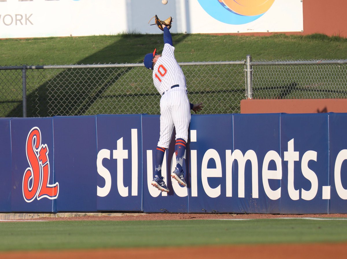 stluciemets's tweet photo. We present @istrom15 in four pictures...Catch of the Year so far @MiLB? #STLMets https://t.co/VZsV0Ic7N7