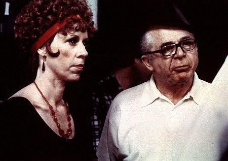 Happy birthday to the great Carol Burnett!

Seen here with Billy Wilder on the set of The Front Page (1974). 