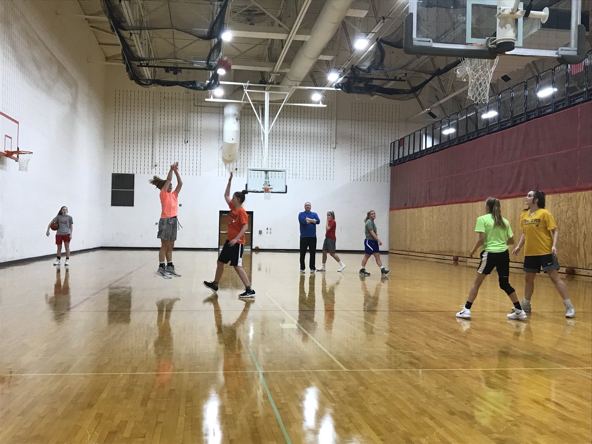 IndianaClutch's tweet photo. Practice makes perfect. (Or better, anyway!). 🔥🏀🔥. https://t.co/4pi5zdYjPZ
