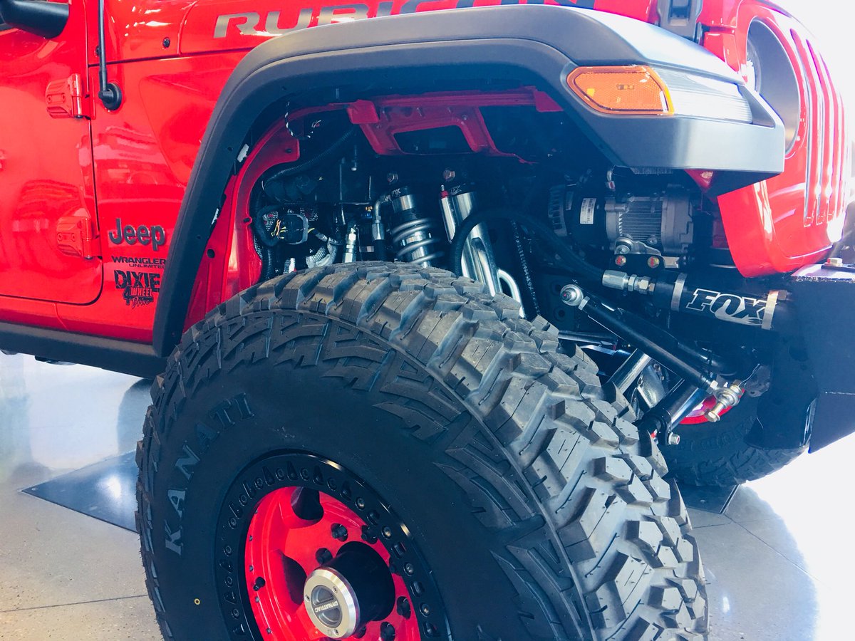 Everyone is talking about #jeepbeach and I’m just over here drooling over this lifted JLU like... 🔥👊 #jeeplife #jeepjl #jeepjlu #jeepmafia #jeepwrangler