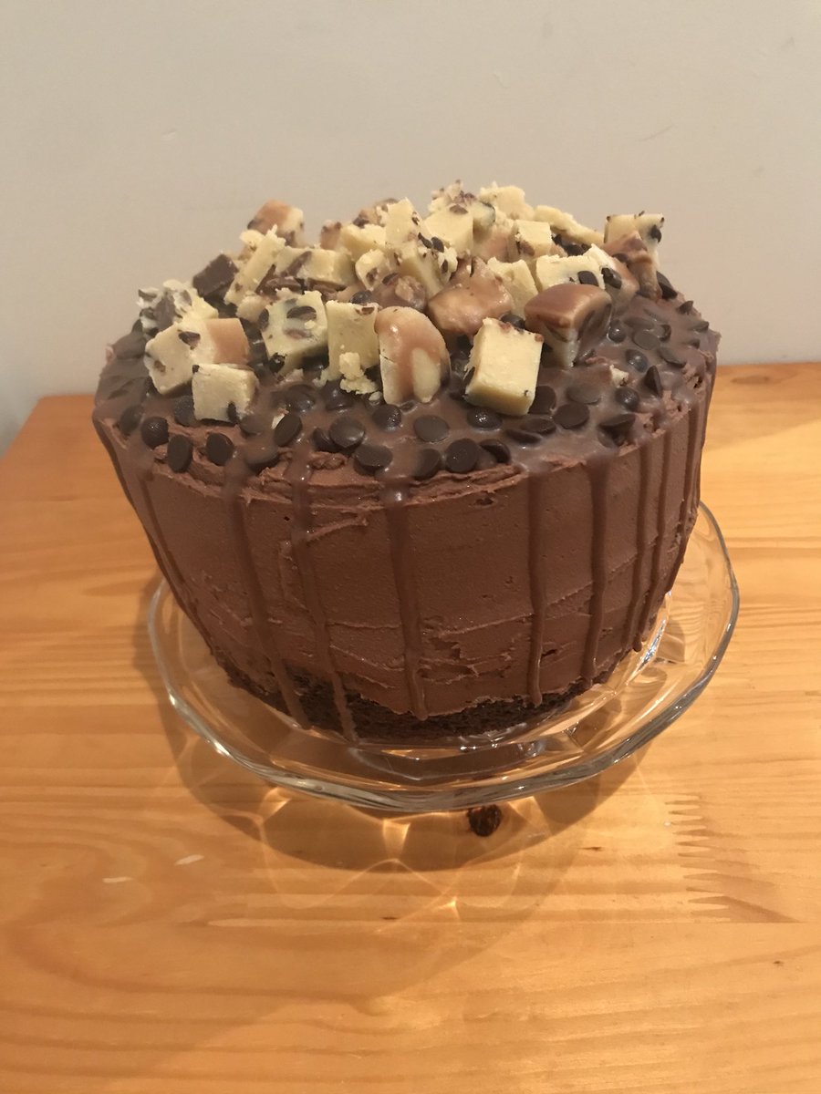 BucketsofDough's tweet image. Chocolate sponge cake, filled and covered with chocolate buttercream. Topped with choc chips, edible cookie dough, milk chocolate ganache and more cookie dough to be sure 😋 #bucketsofdough #emymac