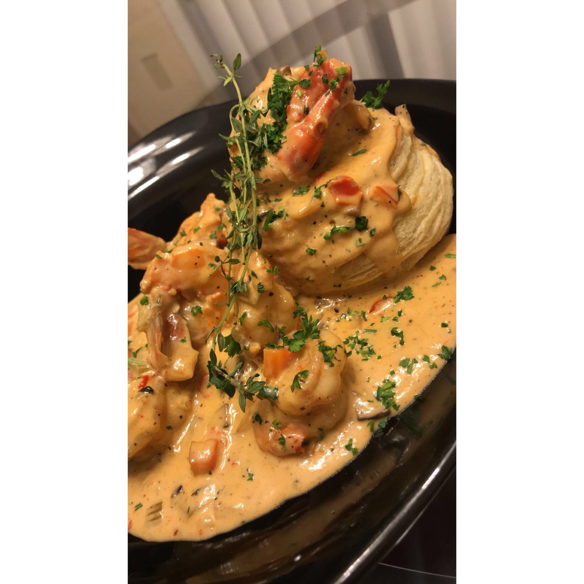 RobbieTheBody's tweet photo. shrimp potpie swimming a white wine cream sauce. floating a top a puff pastry bowl. #ChefRobbie #foodporn #foodgasm #OhioChef #bookme ChefRobbieTaylor@gmail.com https://t.co/fRZpQuld7N