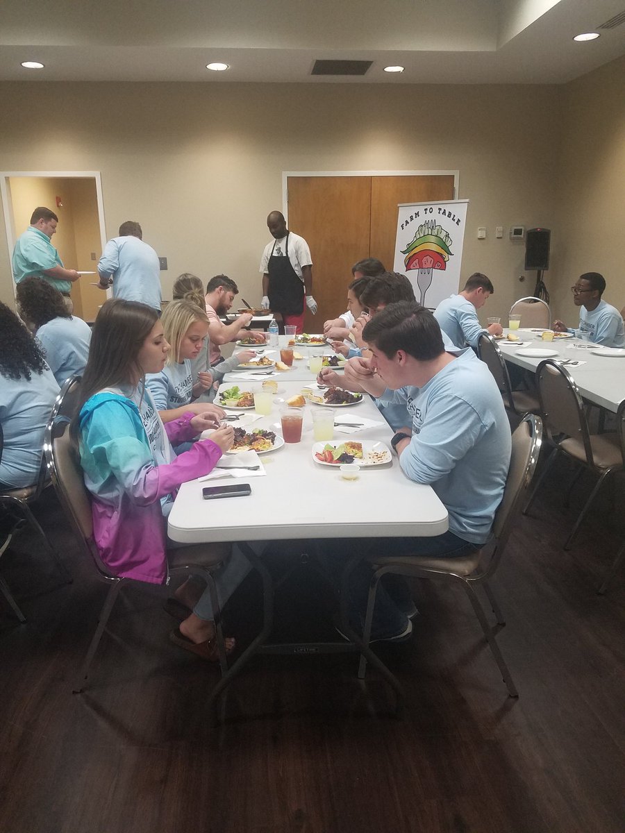 BeautifulRainb0's tweet photo. Loved providing lunch to these young leaders! #etowahchamber #gadsdencityschools #gadsdenpubliclibrary https://t.co/HLOTuu1z85
