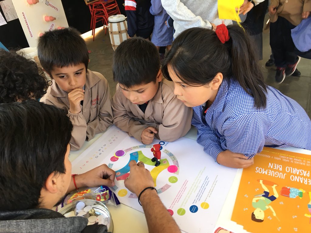 opdvinadelmar's tweet photo. Hoy participamos por segundo año consecutivo en la EXPOZEN de la escuela Ministro Zenteno con nuestro juego, posters y mensajes en contra del maltrato infantil. Todo un éxito! #derechosdelosniñosylasniñas #opdviñadelmar https://t.co/Vg6Tgkpwe5
