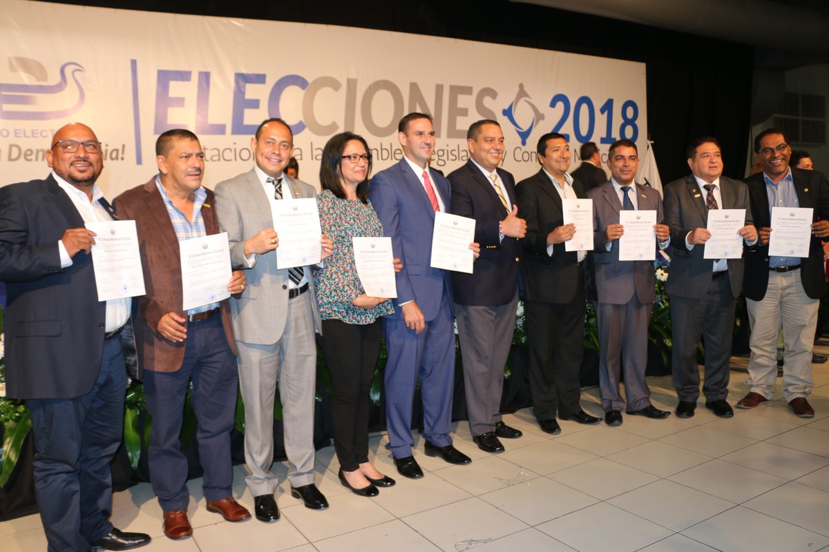 AlcaldiaSSE's tweet photo. #GALERÍA | Alcalde Electo de Ilopango recibió esta tarde las Credenciales del TSE. >>> https://t.co/f3KZxDc2MX https://t.co/Tvz5abcuC9