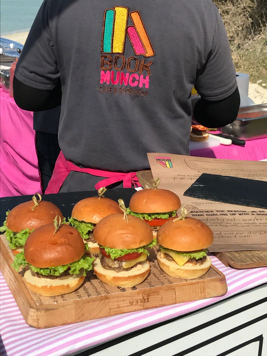 BookMunch Cafe tweet media