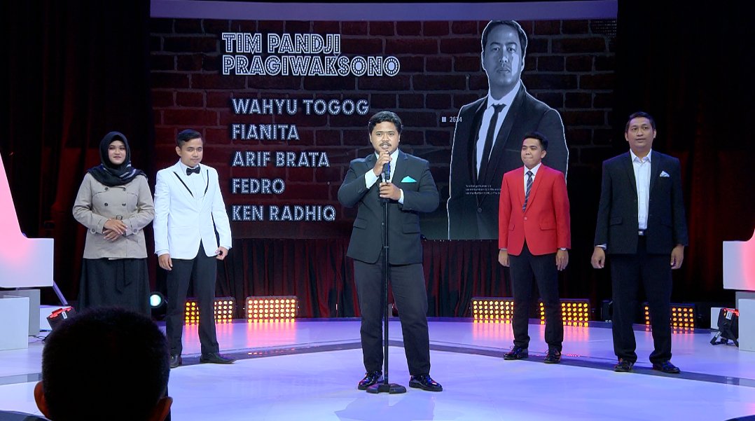 Siapa di antara 5 komika tim <a href="/pandji/">Pandji Pragiwaksono</a> berikut: <a href="/wahyutogog/">wahyutogog</a> @Fedro_DP @ken_raituwek <a href="/fian_nitaa/">fian bole</a> <a href="/arif_brata/">Arif brata</a> yang harus close mic dari panggung <a href="/StandUpKompasTV/">SUCI Kompas TV</a>? Temukan jawabannya besok di #SUCI8 pukul 19.00 WIB