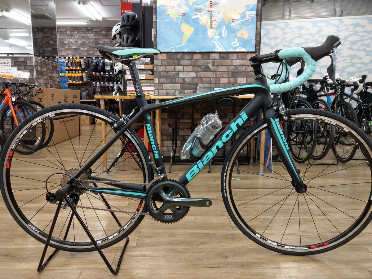 サイクルショップカンザキ千里店 Pa Twitter Bianchi Impulso Tiagra 組み立て完了です 特徴的な構造のトップチューブがかっこいいアルミバイクです サドルもチェレステが入ったフィジーク ボトルケージ台座のボルトも軽量なcarbon Tiの物が標準で付いてます ビアンキ