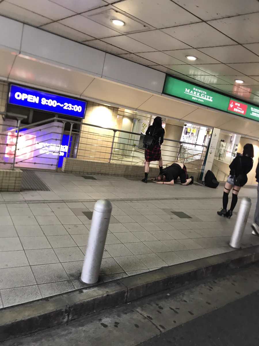 事件ではなく性癖ｗ渋谷駅前で外国人が土下座して頭踏まれてるｗｗｗ