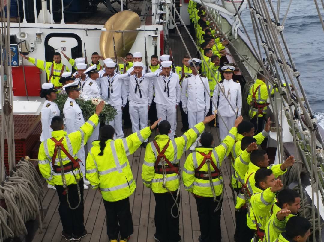 vladimirpadrino's tweet photo. Los hijos e hijas de Bolívar, abordo de nuestro Insigne Buque Escuela y Embajador Sin Fronteras, rinden honores a la patrulla permanente del Submarino Argentino ARA SAN JUAN, como muestra de solidaridad latinoamericana. https://t.co/Ke4rOgI14R