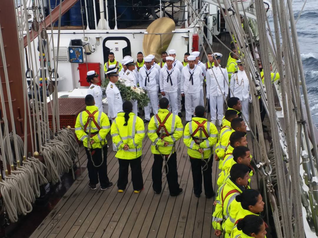 vladimirpadrino's tweet photo. Los hijos e hijas de Bolívar, abordo de nuestro Insigne Buque Escuela y Embajador Sin Fronteras, rinden honores a la patrulla permanente del Submarino Argentino ARA SAN JUAN, como muestra de solidaridad latinoamericana. https://t.co/Ke4rOgI14R